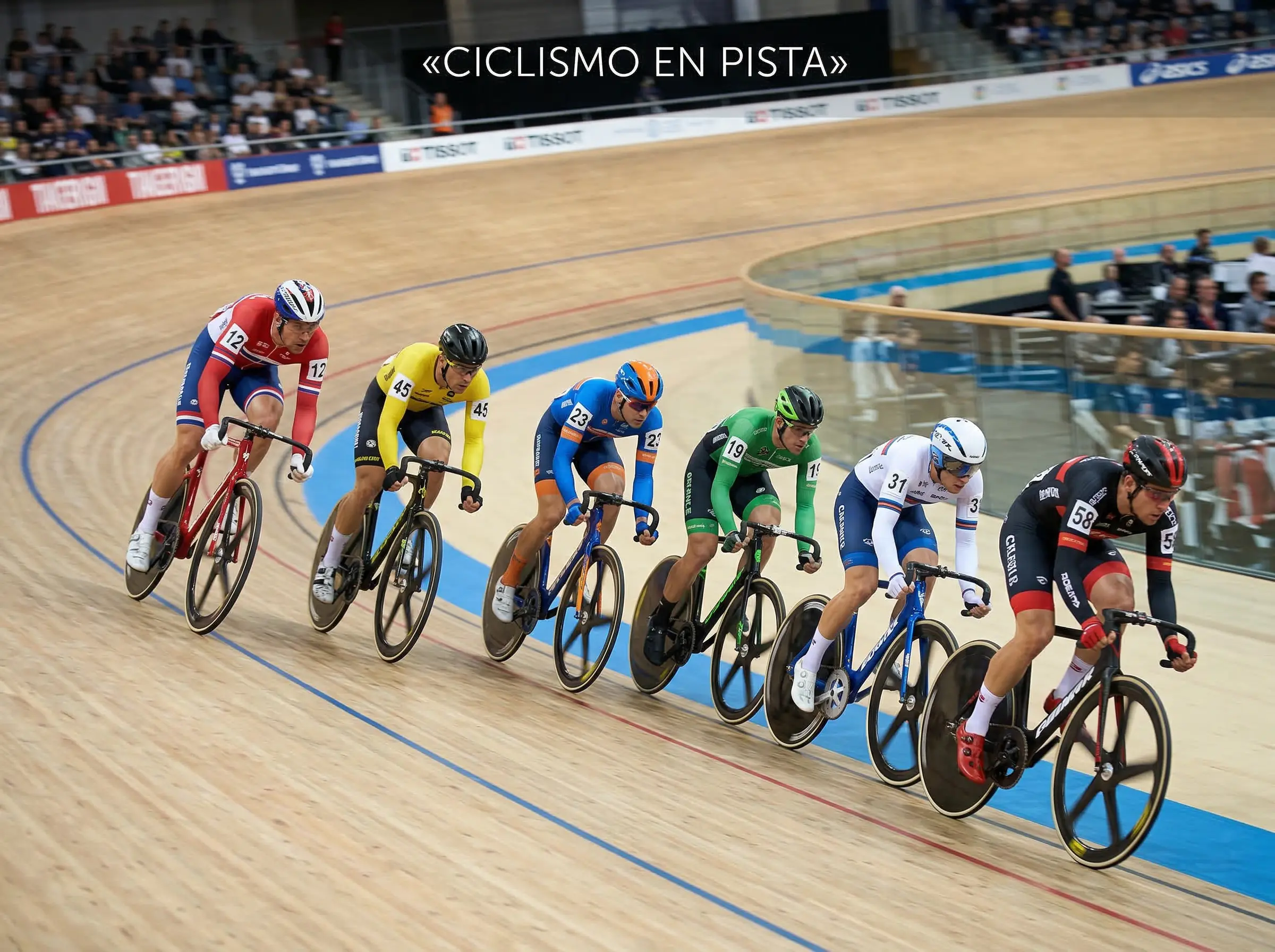 Ciclistas profesionales compitiendo en un velódromo de pista cubierto durante una carrera de keirin