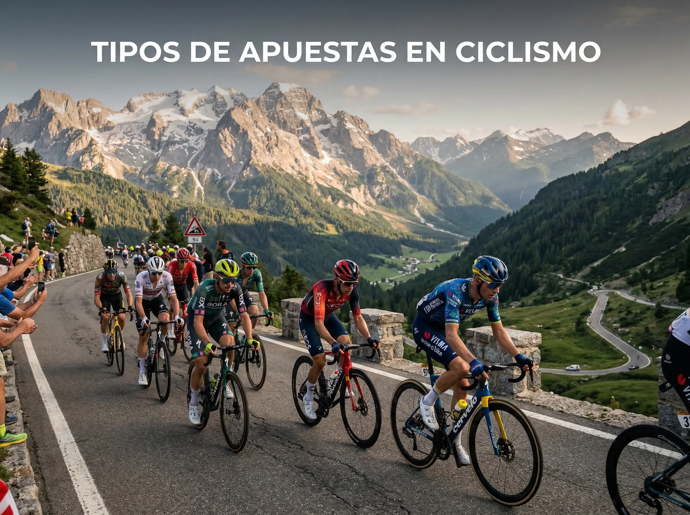 Ciclistas profesionales en peloton durante etapa de montaña con paisaje alpino